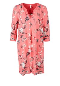 Kukallinen leninki korallin värisessä kankaassa, jossa on V-pääntie, 3/4 hihat ja hyvin väljä istuvuus, koristeltuna valkoisilla ja vihreillä kukkakuoseilla.