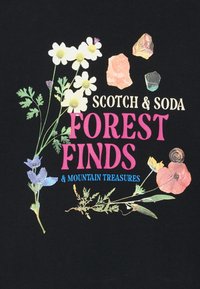 Svart tekstil med fargerike blomster- og steinillustrasjoner, med teksten "SCOTCH & SODA," "FOREST FINDS," og "MOUNTAIN TREASURES" i varierte skrifttyper.