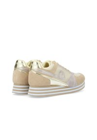 Beige sportieve sneakers met suède en mesh materialen, metallic gouden accenten en een gestreept tussenzoolontwerp.