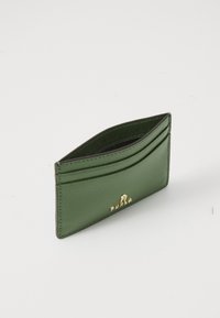 Porte-cartes en cuir vert avec plusieurs fentes, surface texturée et un accent logo doré. Design mince pour une portabilité facile.