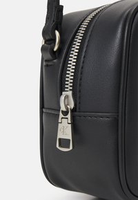 Calvin Klein Jeans SCULPTED CAMERA MONO - Taška s příčným popruhem - black