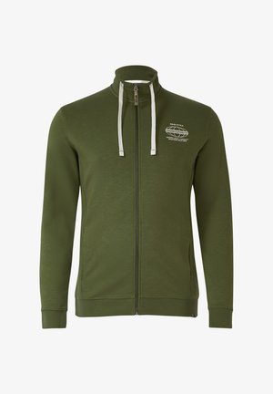 Olijfgroene jas met ritssluiting, hoge kraag, witte trekkoorden, lange mouwen, geribbelde manchetten en een klein wit gedrukt logo op de linkerborst.