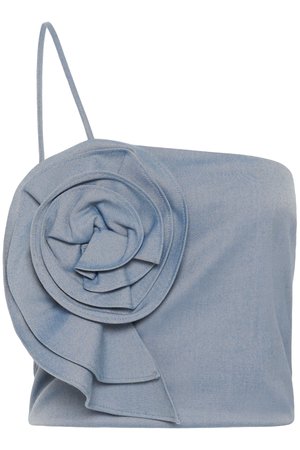 Ανοιχτό μπλε αμάνικο τοπ με μια λεπτή λωρίδα και μεγάλη υφασμάτινη λεπτομέρεια σε σχήμα λουλουδιού στη μπροστινή αριστερή πλευρά.