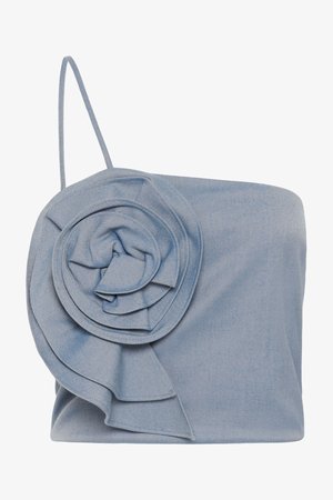 Lyseblå ærmeløs top med en enkelt tynd strop og stor stofblomst detalje på frontens venstre side.