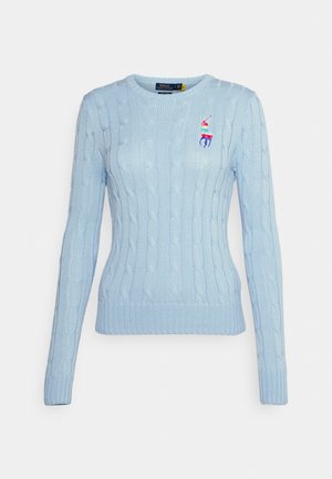 Vaaleansininen kaapelisukkapusero, jossa pitkät hihat, pyöreä pääntie ja monivärinen Polo-pelaajan logo vasemmassa rinnassa.
