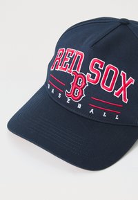 Gorra de béisbol de color azul marino con el bordado "RED SOX" y "BASEBALL" en rojo y blanco. Presenta una parte frontal estructurada y una visera curva.