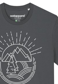 Donkergrijze organische katoenen T-shirt met een witte afbeelding van bergen, bomen en golven omringd door zonnestralen.