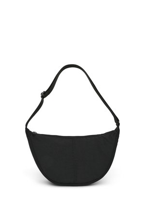 Sac à épaule noir en forme de croissant avec bandoulière ajustable et fermeture éclair sur le dessus, présenté sur fond blanc.
