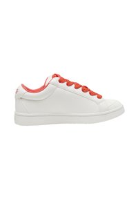 Baskets basses blanches avec des lacets orange vif et une doublure intérieure, présentant une finition en cuir lisse et un bout arrondi.