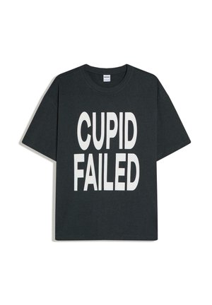 Czarny T-shirt z krótkim rękawem z dużym białym napisem "CUPID FAILED" na przodzie.