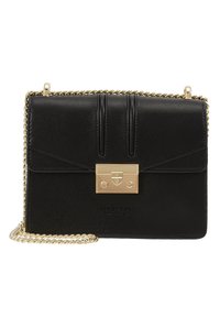 Borsa a spalla in pelle nera texture con tracolla in catena dorata e chiusura rettangolare dorata sul davanti.