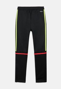 Pantalones deportivos negros con franjas laterales en verde neón y detalles rojos en las pantorrillas. Diseñados con un material elástico y que absorbe la humedad para mayor comodidad.