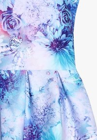 Šaty s květinovým potiskem v kombinaci růžové, modré a bílé barvy, s skládací sukní a grafickým vzorem květin a motýlů.