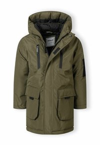 Olivgrön parka i nylonmaterial som har huva, två fickor med dragkedja på bröstet och två stora framfickor med klaff.
