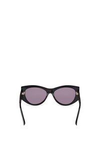 Gafas de sol negras en forma de ojo de gato con un acabado brillante y lentes morados. Presentan varillas delgadas y elegantes, y sutiles acentos en dorado.