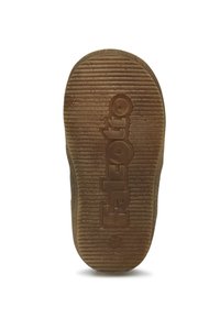 Suela de zapato de goma marrón con surcos horizontales y logo "Falcotto" en relieve. La textura parece ligeramente desgastada con un patrón definido y detalles numéricos.