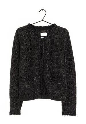 Zwarte gebreide cardigan met een textuurafwerking, voorzien van twee voorkruiden, een ronde hals en een haak om op te hangen. Zachte, fuzzy randen.