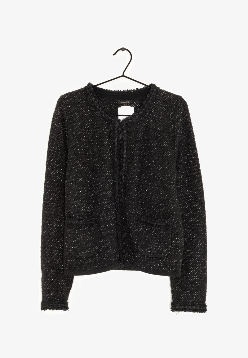 Zwarte gebreide cardigan met een textuurafwerking, voorzien van twee voorkruiden, een ronde hals en een haak om op te hangen. Zachte, fuzzy randen.