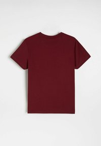 Gładka, ciemnoczerwona, krótki rękaw, koszulka z okrągłym dekoltem leżąca płasko, pokazująca tył na białym tle.