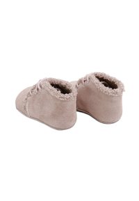 Botines de ante rosa con un suave cuello texturizado, detalle de cordones y punteras redondeadas. Aptos para bebés o niños pequeños.