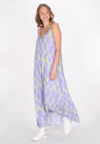 Maxi-Kleid in Helllila und Grün mit geometrischem Muster; aus leichtem Stoff gefertigt; verfügt über dünne Träger und eine lockere Passform.