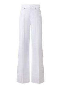 Witte wijde broek van lichtgewicht stof met een gladde textuur, voorzien van twee voorzakken en subtiele zilveren hardware accenten.