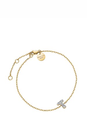 Pulsera de cadena de oro con un charm en forma de 'K' adornado con cristales claros. Incluye un cierre de langosta y una pequeña etiqueta redonda marcada "ROSEFIELD."