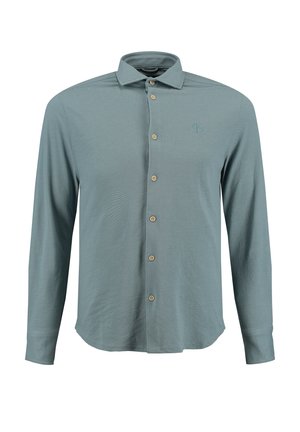 Jasnoniebieska koszula z długim rękawem, zapinana na guziki, z beżowymi guzikami i małym haftowanym logo po lewej stronie klatki piersiowej.