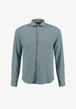 Jasnoniebieska koszula z długim rękawem, zapinana na guziki, z beżowymi guzikami i małym haftowanym logo po lewej stronie klatki piersiowej.