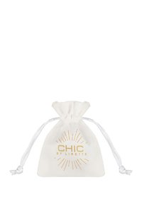 Witte stoffen trekzak met gouden tekst "CHIC by LIRETTE" en zonnestraalontwerp. Zachte textuur, compacte vorm en lichtgewicht.
