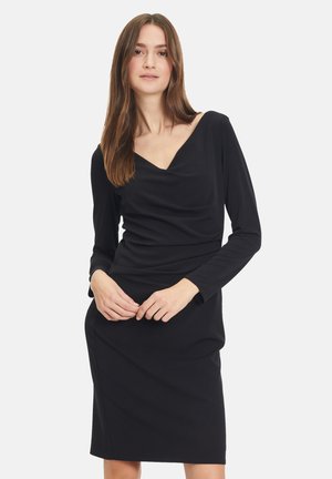 Schwarzes langärmliges Kleid mit einem Cowl-Ausschnitt, schmaler Form und weicher, glatter Textur. Keine sichtbaren Muster oder Hardwaredetails.