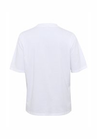 Camiseta blanca de manga corta hecha de algodón con escote redondo y corte relajado. Textura suave, sin patrones ni acentos visibles.