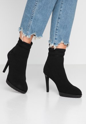 Bottines à talons hauts - black