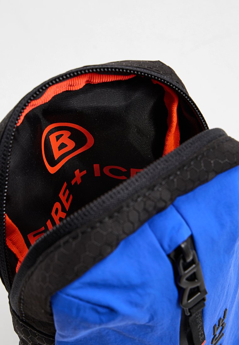 Blauer Rucksack mit schwarzen Akzenten. Texturierte Außenfläche, Reißverschlussöffnung an der Oberseite, die ein orangefarbenes Innenleben mit aufgedrucktem Logo und Designdetails offenbart.