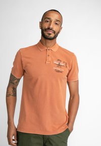 Petrol Industries SPORTY ARTWORK - Polo shirt - desert orange