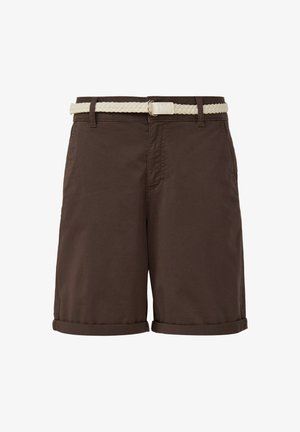 Braune Baumwollshorts mit einem geflochtenen weißen Gürtel, entspannter Schnitt, umgeschlagenem Saum und seitlichen Taschen. Einfaches Design ohne Muster.