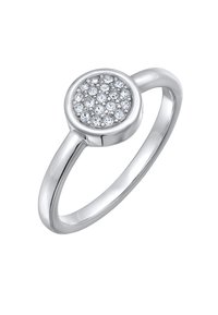 Anello d'argento con una parte superiore circolare caratterizzata da un gruppo di cristalli trasparenti, banda liscia, finitura lucida e design minimalista.