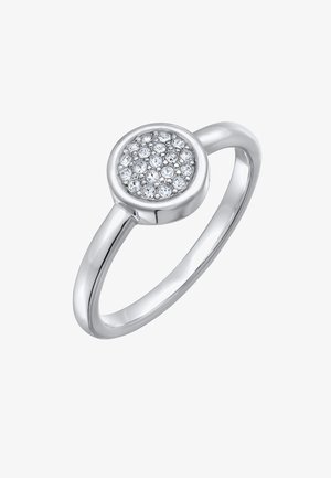 Silberring mit einer runden Oberseite, die einen Cluster aus klaren Kristallen zeigt, glatter Band, polierte Oberfläche und minimalistisches Design.