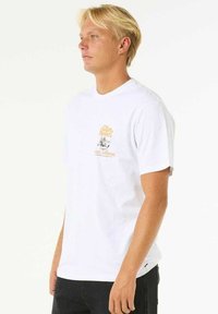 Hvid bomulds t-shirt med korte ærmer, med et farverigt grafisk print på brystet. Standard pasform med rund hals.