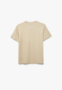 Beige bomulds t-shirt med korte ærmer, rund hals og en afslappet pasform. Stof viser en glat tekstur og minimale syningsdetaljer.