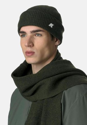 Berretto verde a coste in maglia e sciarpa abbinata. Il berretto presenta un piccolo logo. Il materiale sembra morbido con una finitura testurizzata.
