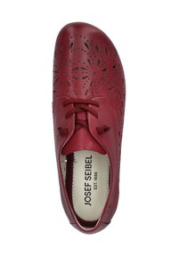 Scarpa in pelle rossa con motivi a fiori ritagliati, punta tonda e design con lacci. L'interno presenta il logo del marchio e cuciture a contrasto.