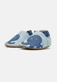 Scarpe in pelle blu con un design cucito di polpo. Forma morbida e arrotondata, cuffia elastica e suola in gomma naturale per flessibilità.
