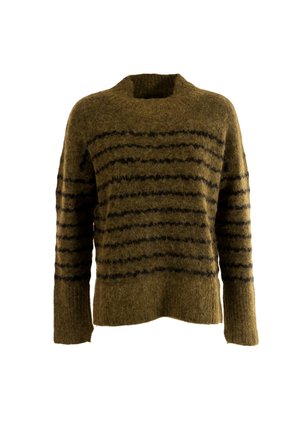 Maglione verde oliva realizzato in morbido materiale knit con strisce orizzontali nere, dotato di un collo rotondo e una vestibilità leggermente ampia.