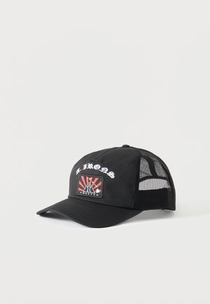 Casquette trucker noire avec dos en mesh, visière incurvée et patch avant affichant des rayons, lettre "I" et texte "L IRONS FOREVER" en police gothique.