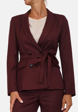 Blazer su misura bordeaux con una vita cinturata, due bottoni neri e una texture di tessuto liscia. Presenta un colletto a archetti e maniche lunghe.