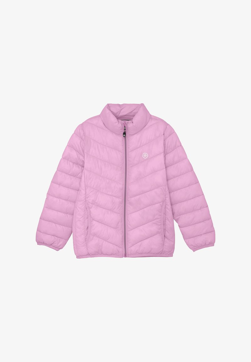 Różowa ocieplana kurtka z wysokim kołnierzem, zapinana na zamek z przodu i z elastycznymi mankietami. Posiada pikowany wzór oraz logo po lewej stronie klatki piersiowej.
