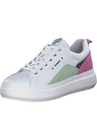 Hvide sneakers med en kombination af materialer, herunder glat læder og ruskind med grønne og lyserøde detaljer, samt en tekstureret platformssål.