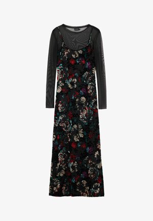 Crna cvjetna haljina s složenim dizajnom, koja ima prozirni mrežasti gornji dio dugih rukava i šarene cvjetne uzorke u crvenoj, zelenoj i ljubičastoj boji.