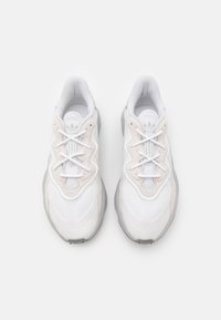 adidas Originals OZWEEGO - Tenisky - footwear white/crystal white/grey two